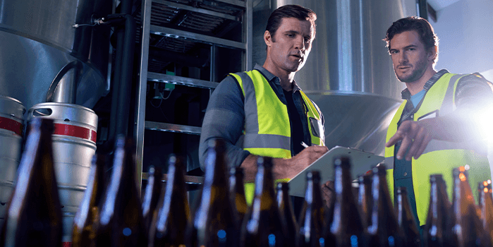 Funcionários analisam condições de segurança da cervejaria